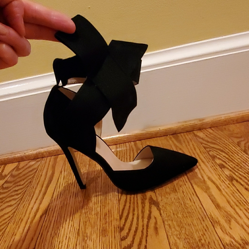 Gorgeous pumps with the bow detail